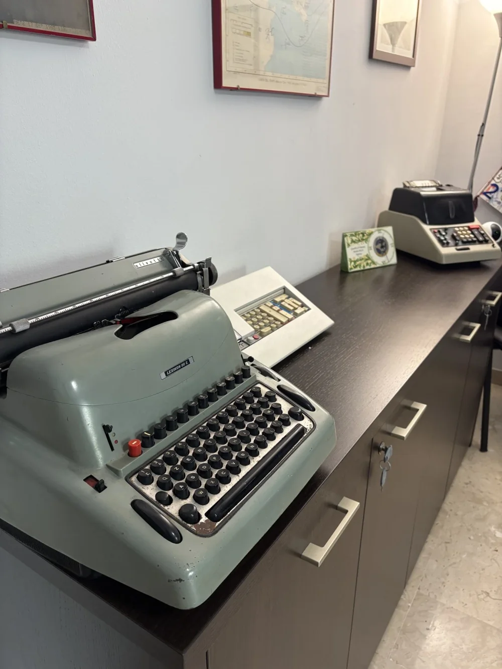 Macchina da scrivere Olivetti e strumenti di calcolo conservati nello Studio Abbate